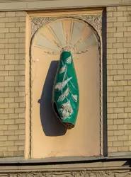 Керамические вазы с рельефными изображениями ирисов на фасаде гостиницы «Метрополь» в Москве