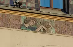 Малые майоликовые панно на фасаде на фасаде гостиницы «Метрополь» в Москве
