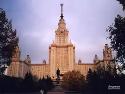 Памятник Ломоносову у здания МГУ на Воробьевых горах