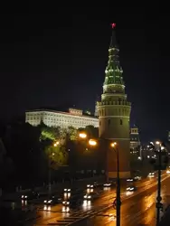 Кремлевская набережная, Кремль