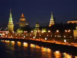 Кремлевская набережная ночью, фото