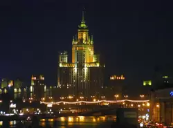 Высотное здание на набережной реки Москвы