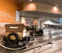 Выставка ретро-автомобилей в аэропорту Домодедово