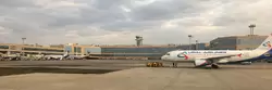 Пассажирский терминал и самолет «Уральских авиалиний»