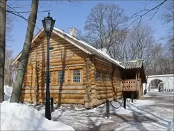 Домик Петра Первого в парке Коломенское