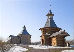 Моховая башня Сумского острога и Надвратная башня Николо-Карельского монастыря
