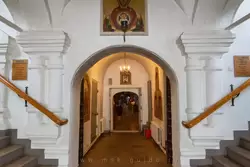 Даниловский монастырь в Москве, вход в нижний этаж храма Святых Отцов Семи Вселенских соборов