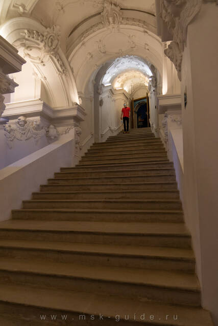 Новоиерусалимский монастырь, лестница из 33 ступеней соединяет собор с подземной церковью Константина и Елены
