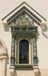 Окно пышно украшено изразцами в древнерусском стиле