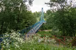 Подвесной пешеходный мост через реку Истра