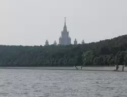 Главное здание МГУ, вид с Москвы реки