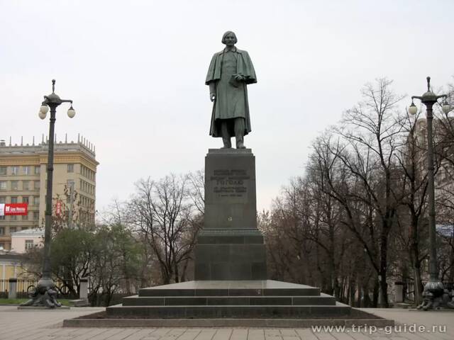 Памятник Н.В. Гоголю на Гоголевском бульваре