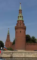 Водовзводная башня (на переднем плане) и Боровицая башня Московского Кремля