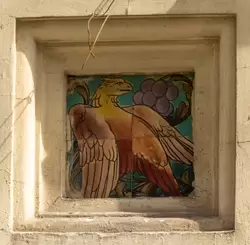 Цветная керамическая плитка с птицей на фасаде Саввинского подворья