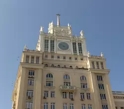 Триумфальная площадь в Москве, шпиль и часы гостиницы «Пекин»