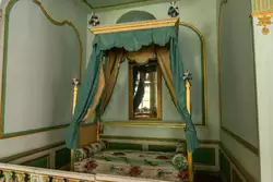 Альков и золочёная кровать с балдахином в Парадной спальне