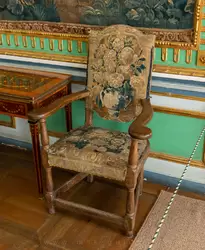 Кресло с тканной обивкой фламандской работы 17 века в Шпалерной гостиной