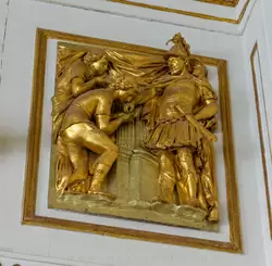 Скульптурное панно с историей из древнеримской истории в Зеркальной галерее