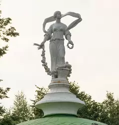 Усадьба Кусково, скульптура Флоры на куполе Эрмитажа