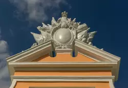 Знамёна на портике Большого дворца