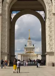 Вид на павильон «Центральный» через арку главного входа