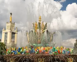 В центре фонтана Фонтан «Каменный цветок» уральские самоцветы