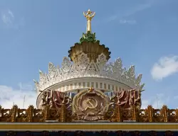 Белая «корона» и золочёный шпиль павильона «Земледелие» и герб Украинской ССР