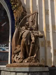 Скульптура «Стахановцы промышленности» у входа в павильон «Украинская ССР»