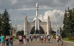 Павильон «Космос» и ракета-носитель «Восток»