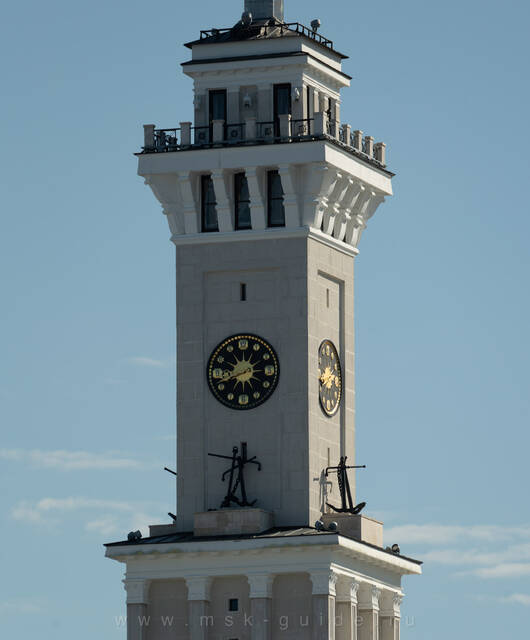 Часы на здании Северного речного вокзала