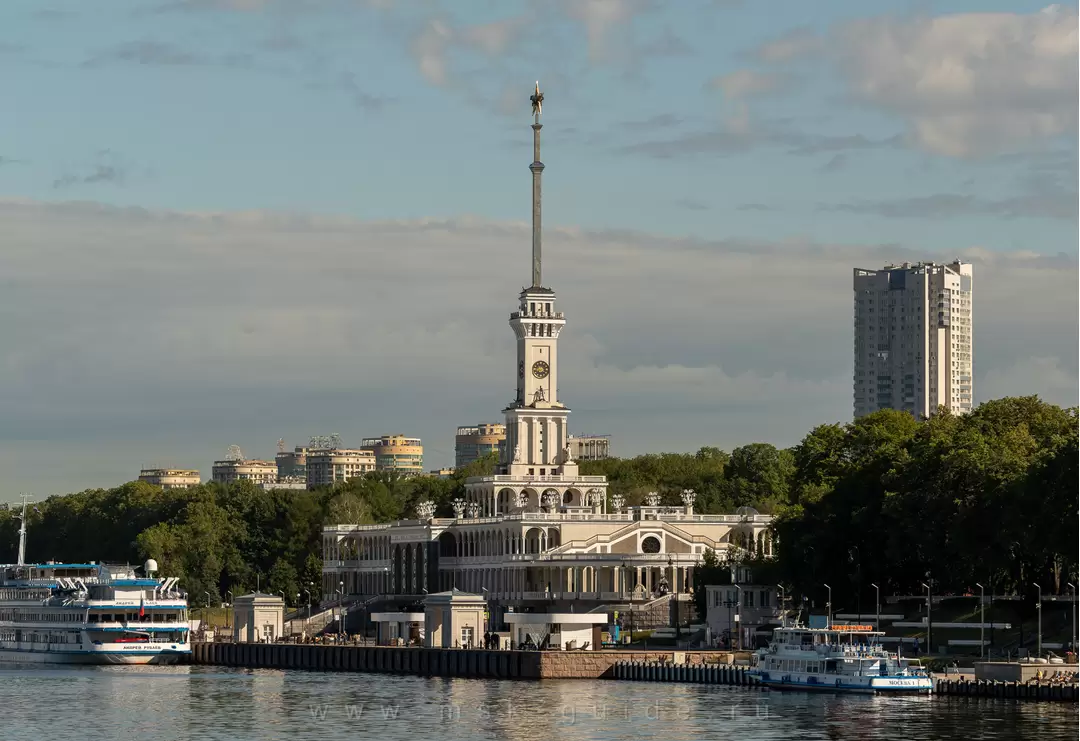 Вид на Северный речной вокзал с борта теплохода Вид на Северный речной вокзал с борта теплохода
