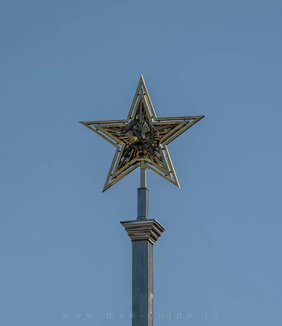 Звезда на шпиле Северного речного вокзала в Москве Звезда на шпиле Северного речного вокзала в Москве