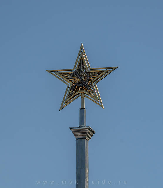 Звезда на шпиле Северного речного вокзала в Москве