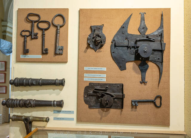 Изделия кузнецов — это амбарные замки и ключи, изделия литейщиков Калязина — маленькие сигнальные пушечки