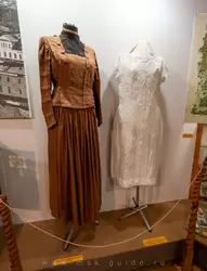 Городской женский костюм 19 века и платье для утреннего туалета, принадлежало А. Н. Охлобыстиной, 19 век