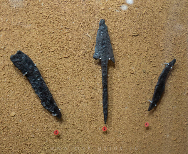 Дьяковская культура: наконечник дротика (в середине), обломок серпа (слева) и нож (справа)