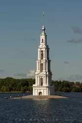 Затопленная колокольня Николаевского собора в Калязине