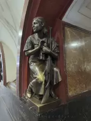 Девушка — «ворошиловский стрелок» с винтовкой — скульптура станции метро «Площадь Революции» в Москве