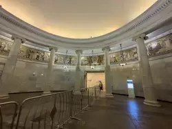 Наземный вестибюль станции метро «Киевская» — полукруглый атриум с колоннами коринфского ордера