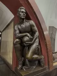 Волейболист с мячом в руках — скульптура на станции метро «Площадь Революции» в Москве