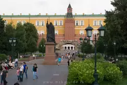 Александровский сад: памятник патриарху Гермогену, грот Руины и Средняя Арсенальная башня