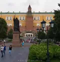Александровский сад в Москве, памятник патриарху Гермогену