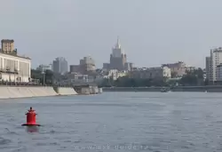 Вид на высотку МИДа с Москвы реки