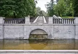 Нескучный сад в Москве, каскадный фортан «Ныряльщица»
