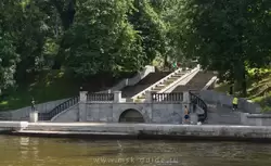 Нескучный сад в Москве, лестница с фонтаном «Купальщица»
