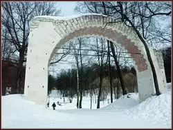 Арка «Русалкины ворота» зимой в музее-заповеднике Царицыно