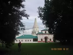 Коломенское - вид на шатровую Вознесенскую церковь