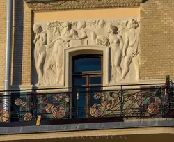 Скульптурный фриз «Времена года» на фасаде гостиницы «Метрополь»