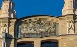 Панно «Белые лебеди» на фасаде гостиницы «Метрополь» в Москве