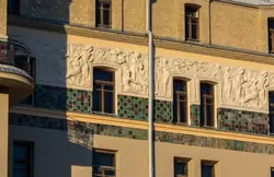 Скульптурный фриз «Времена года» на фасаде гостиницы «Метрополь»